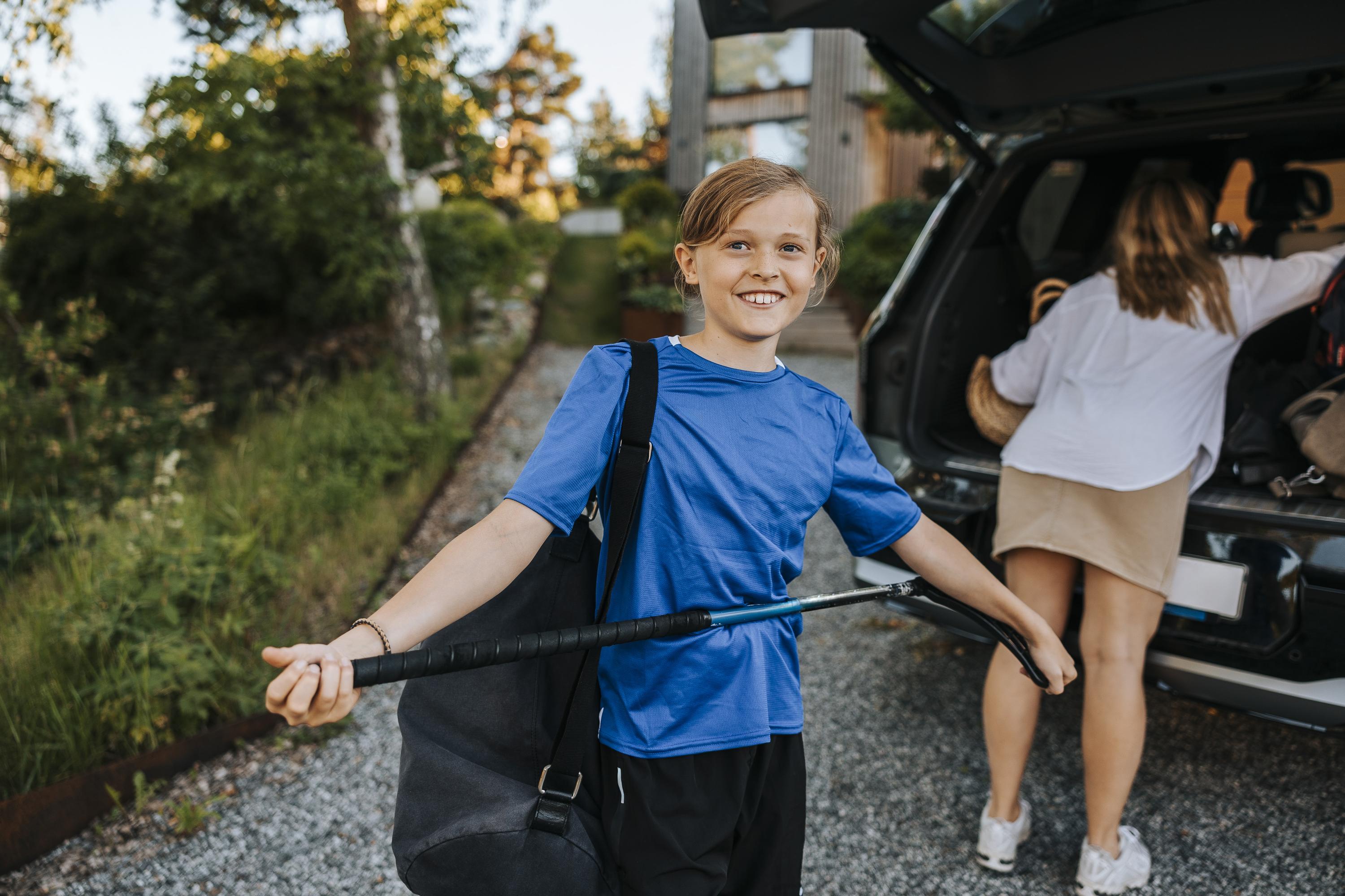 Pojke håller i bandyklubba