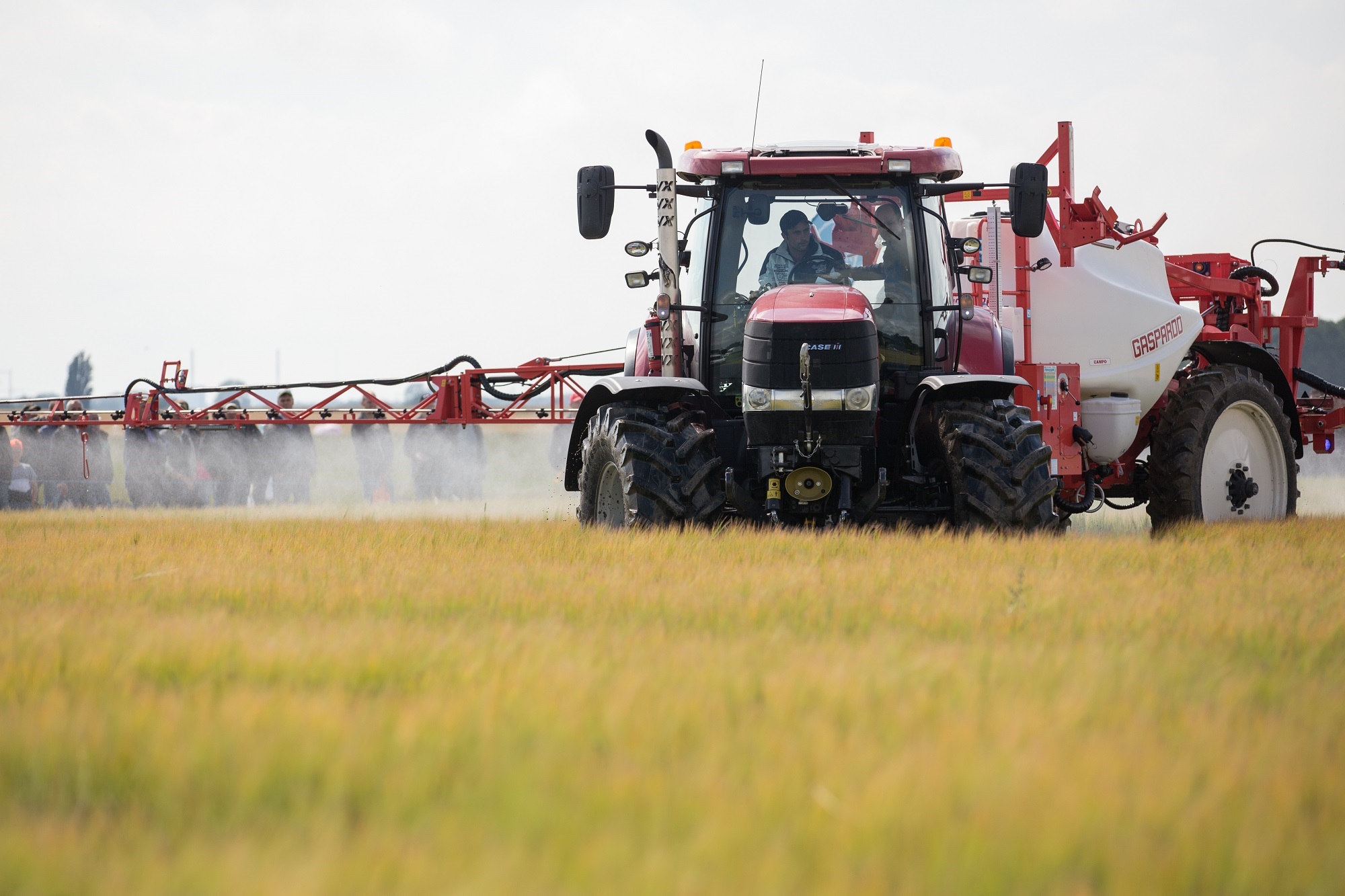 En traktor som kör på ett fält