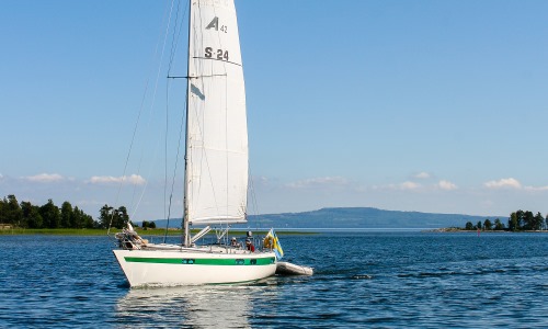 Segelbåt med Kinnekulle i bakgrunden