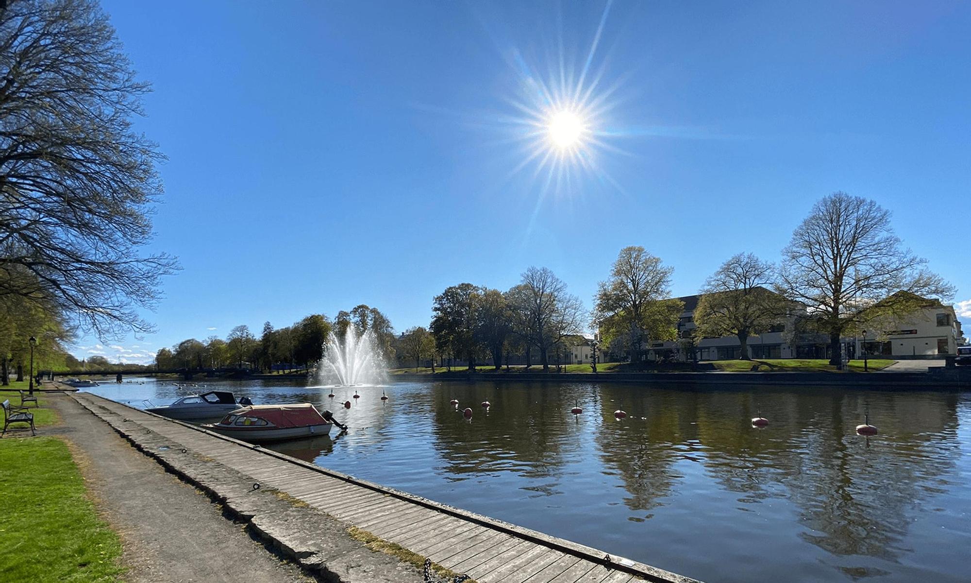 Vy över Lidan med Sparbanken Lidköping i bakgrunden