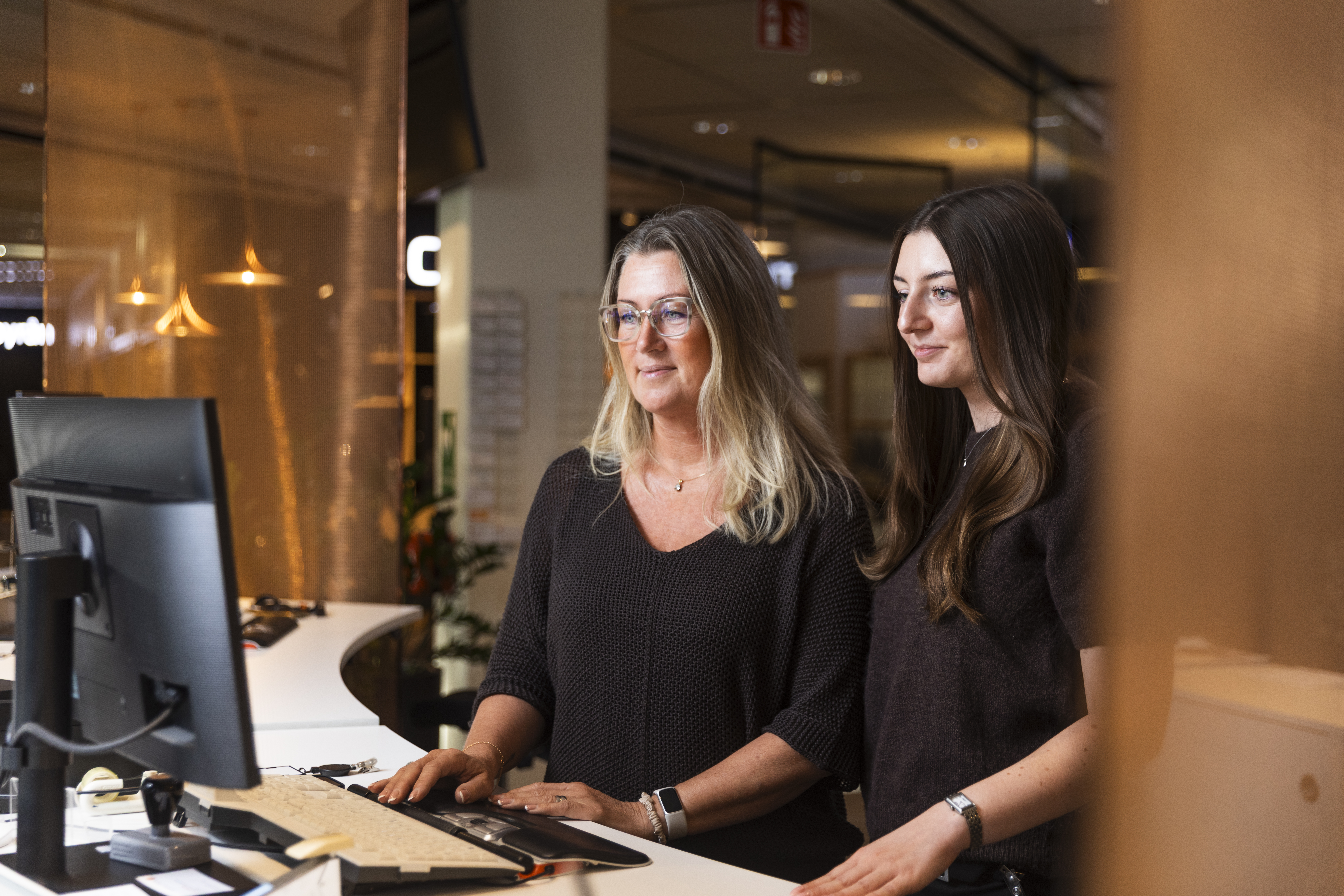 Två kollegor jobbar framför en dator