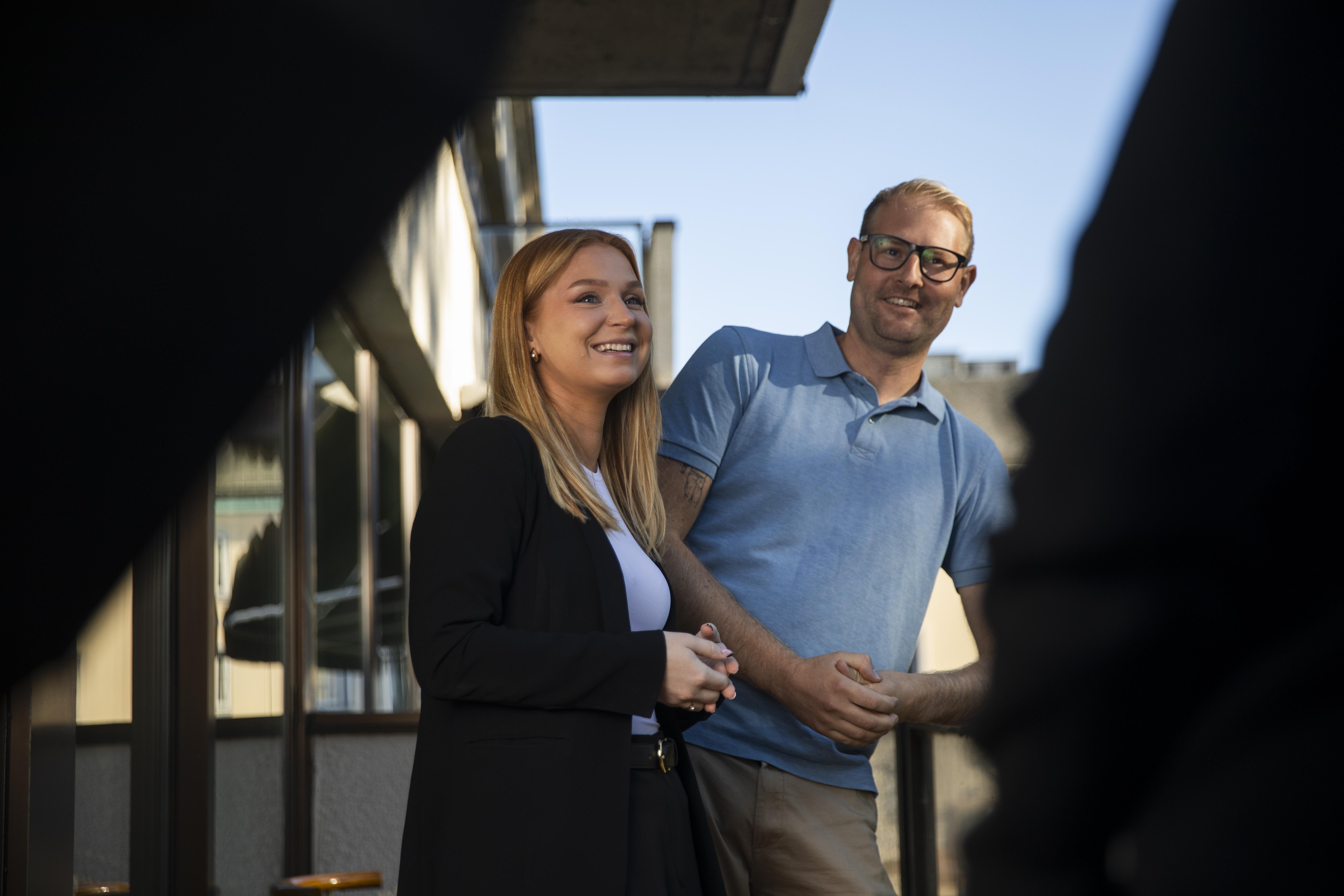 Frida och Emil på balkongen, de är glad och ler