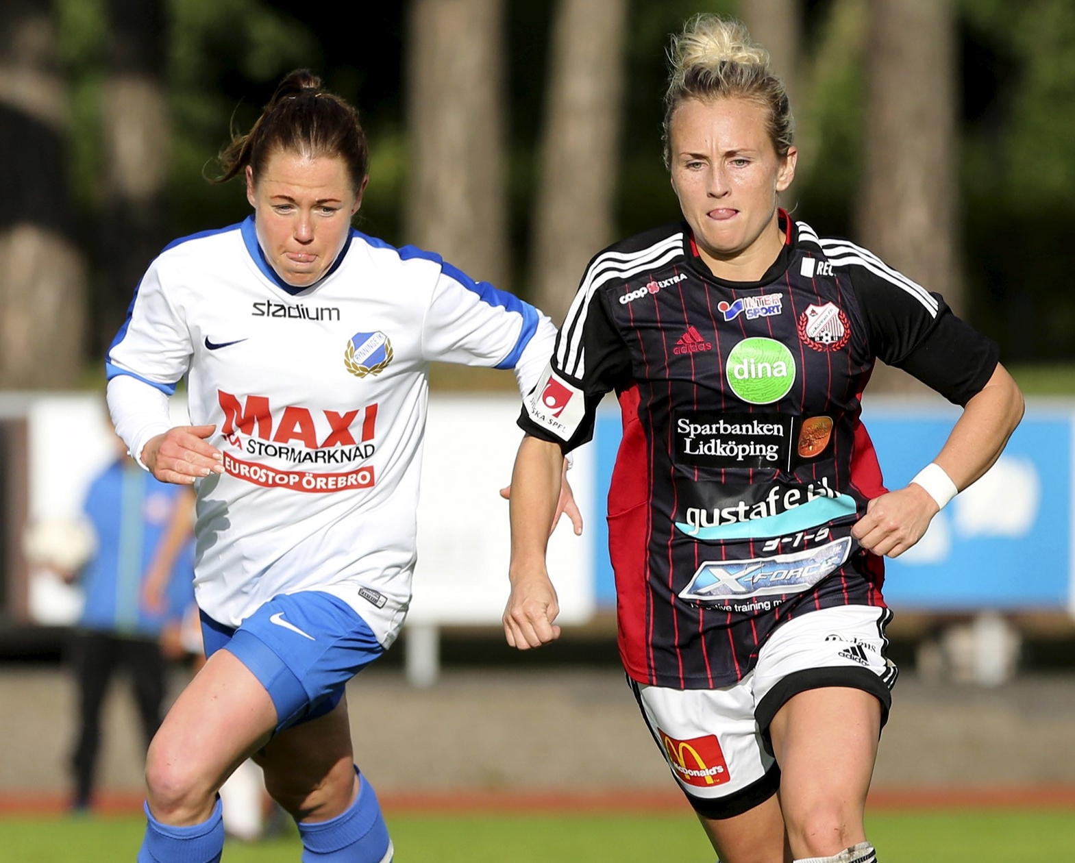 Två tjejer som spelar fotboll