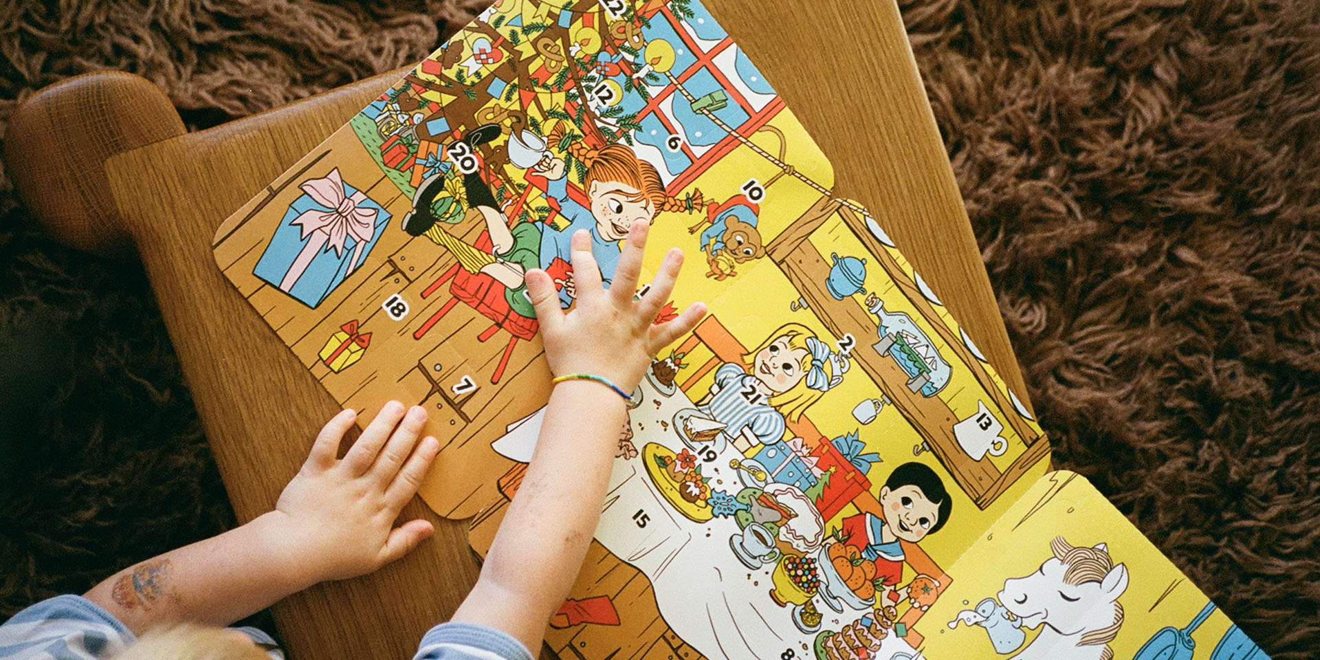Årets snällkalender 2025 med pippt tema, ett barn leker med kalendern